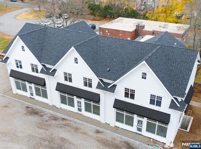 Building Photo - 445 Ramapo Valley Rd