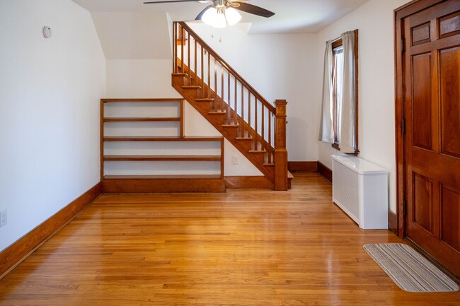 Building Photo - Charming 3 bedroom
