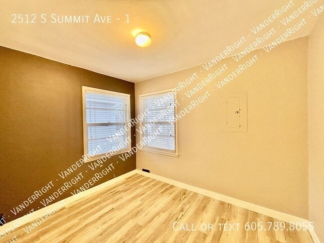Building Photo - 2512 S Summit Ave