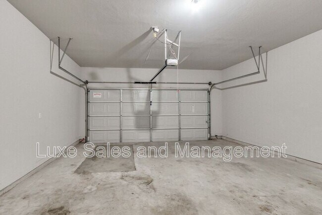 Building Photo - 17604 Sunny Hollow Rd