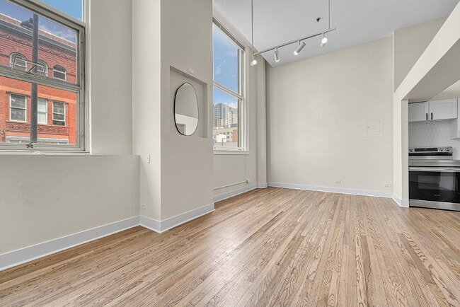 Building Photo - $1,550.00, 1 bed1 bath Updated Condo located in the heart of Denver