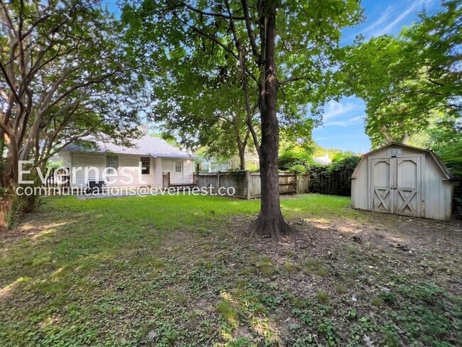 Building Photo - 2 Bed/1 Bath Home with Fenced Yard / Available Now!