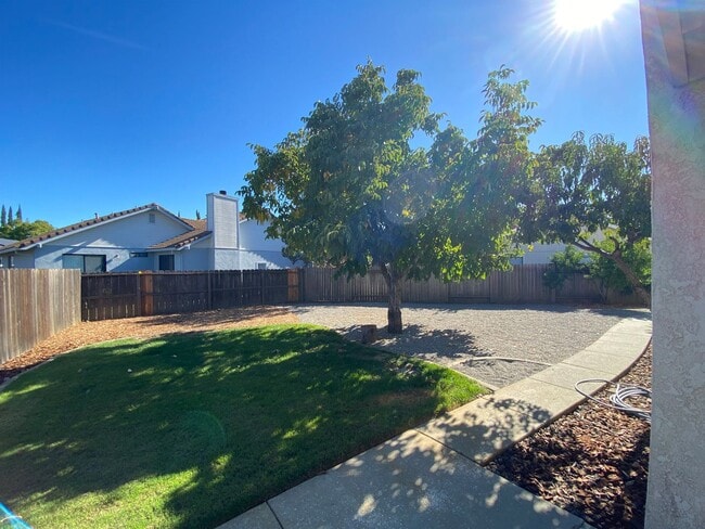 Building Photo - Vacaville 3bed/2bath home! Open floor plan...