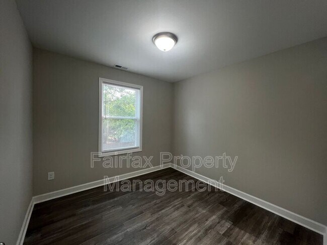 Building Photo - 2109 Hart St