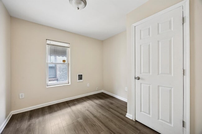 Building Photo - Spacious 3-Bedroom Apartment in the Heart ...