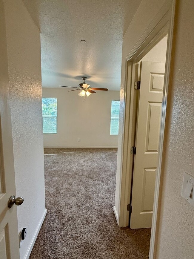 Building Photo - 3 Bedroom 2 Bath House!