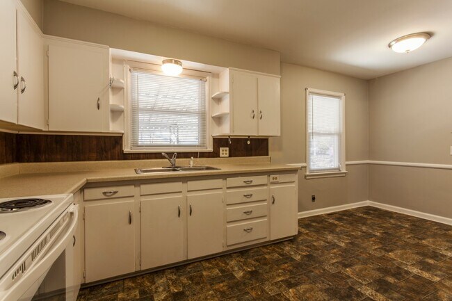 Building Photo - Adorable 2 bed/1 bath home with garage and...