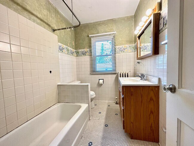 Building Photo - 2320 E 2nd St