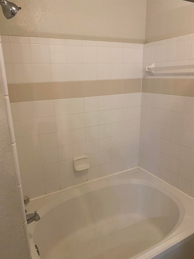 Building Photo - 2801 Chancellorsville Dr