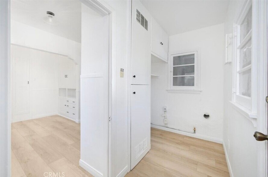 Building Photo - 974 W 13th St