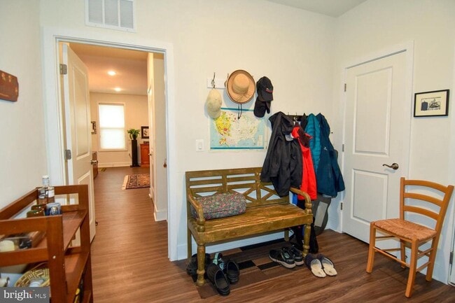 Building Photo - 4-Level Furnished townhome!