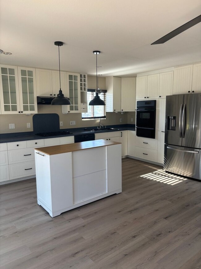 Building Photo - 3 bedroom 2 bath single story home for lease