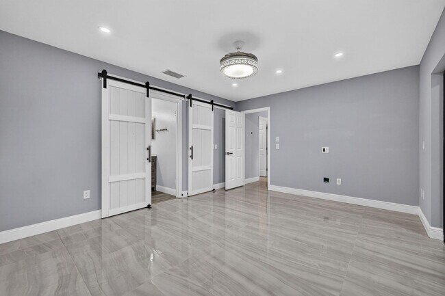 Building Photo - 825 SE Starflower Ave