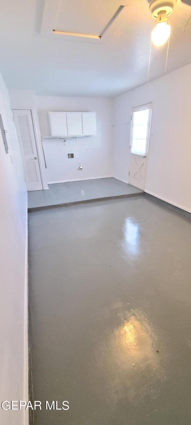 Building Photo - 8607 Mettler Dr