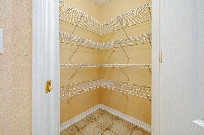 Building Photo - Spacious Home in Navarre!