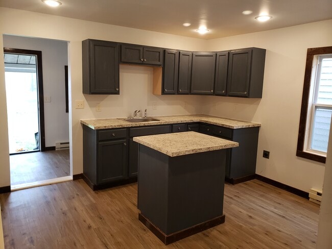 Primary Photo - 436 Main St