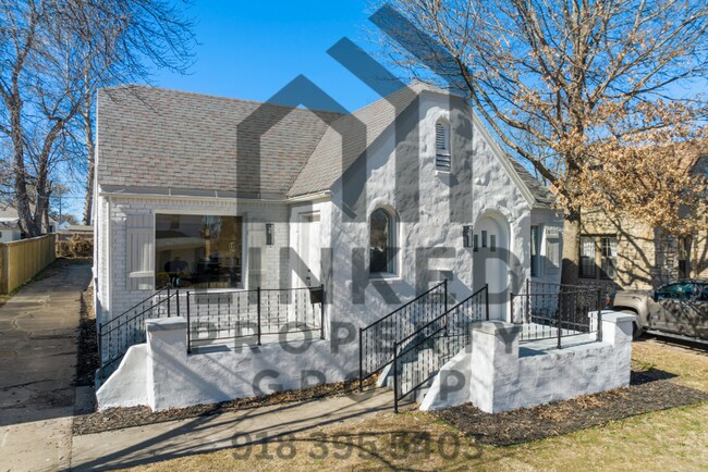 Building Photo - 1338 S Florence Ave