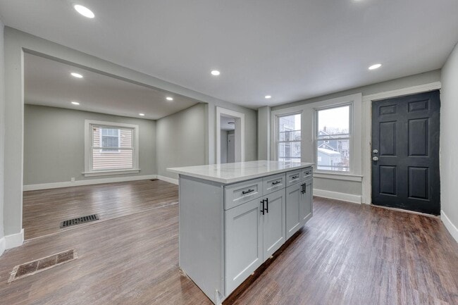 Building Photo - 68 Lewis Ave