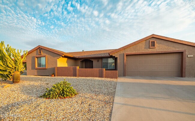 Primary Photo - 10005 W Oak Ridge Dr