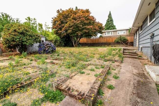 Building Photo - 1550 Corina Dr SE