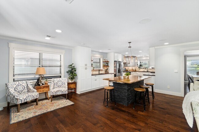 Building Photo - 2710 Colonial Dr