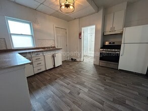 Building Photo - 802-806 West Cedar Street