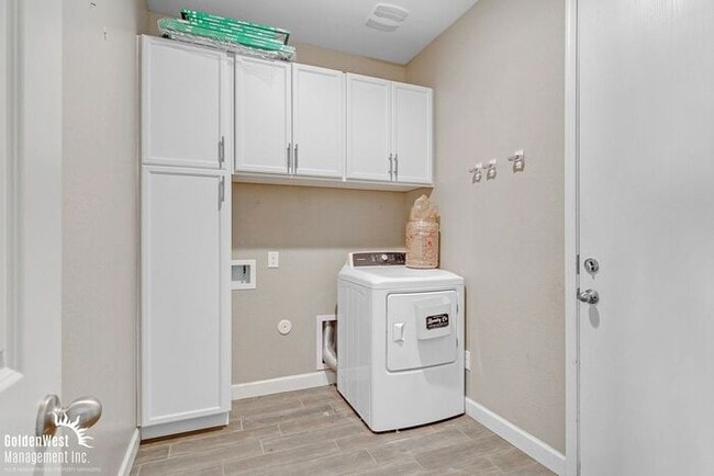 Building Photo - Beautiful 4Bdm 2Ba Two-Story Home with Poo...