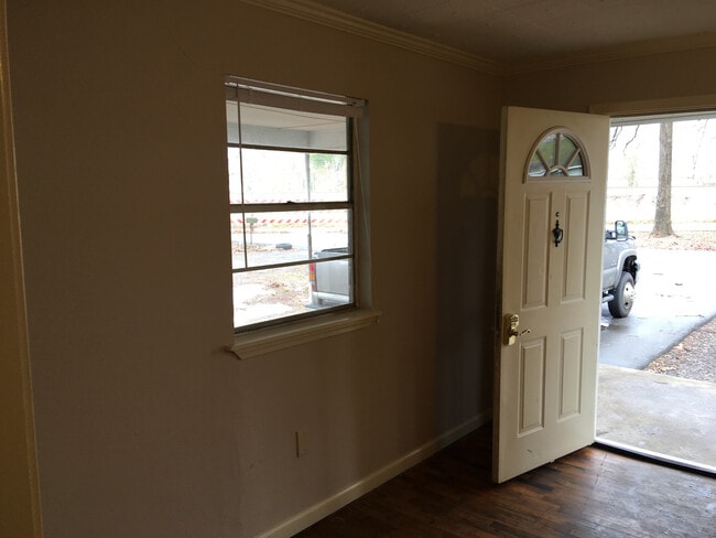 Building Photo - SG-613