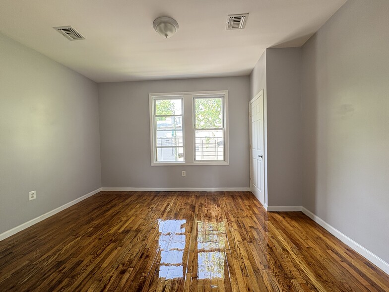 2L - 641 15th Ave