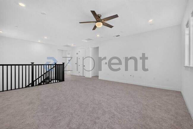 Building Photo - Unit