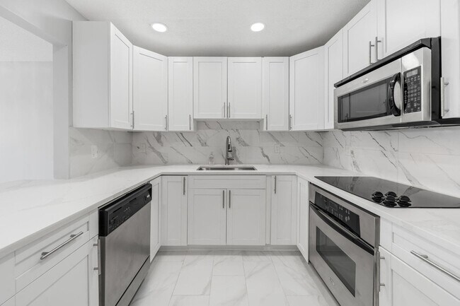 Building Photo - 1502 S Lakeside Dr