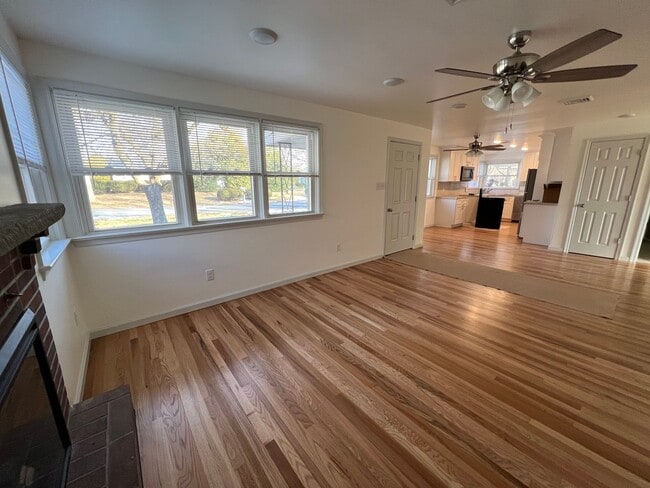 Building Photo - 3 Bedroom 3 Bath House Rental with Basemen...