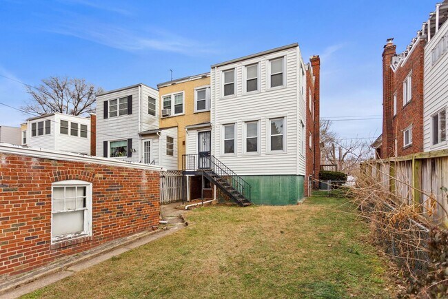 Building Photo - Stunning 3BR/2.5BA Home in Brookland – Available Now!