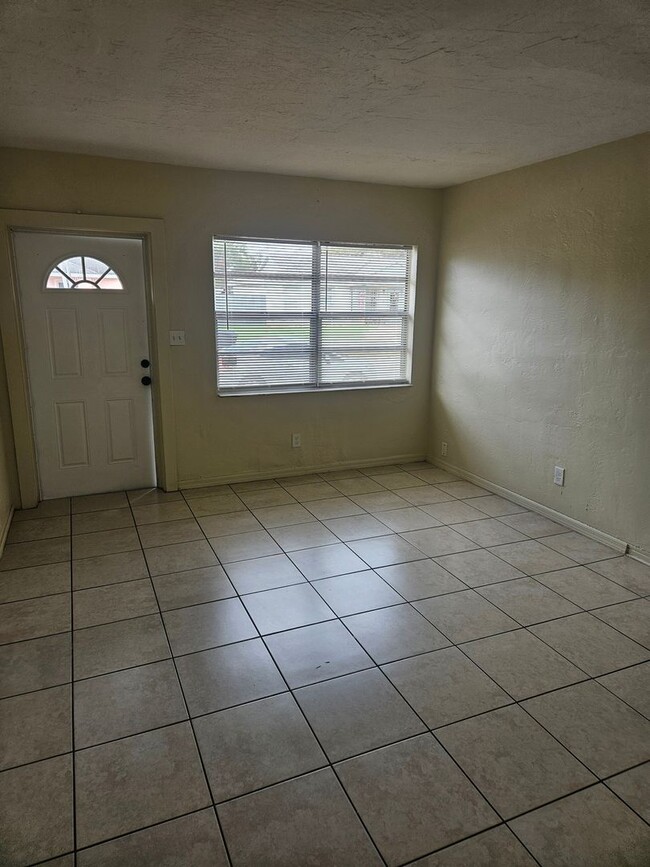 Building Photo - 2 Bedroom Unit in St Pete