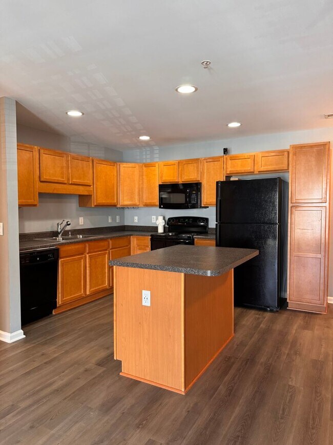 Building Photo - 2BR 2BA Condo with All Appliances Included