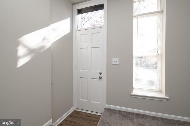 Building Photo - 3 Bed 1 Bath Renovated Townhouse