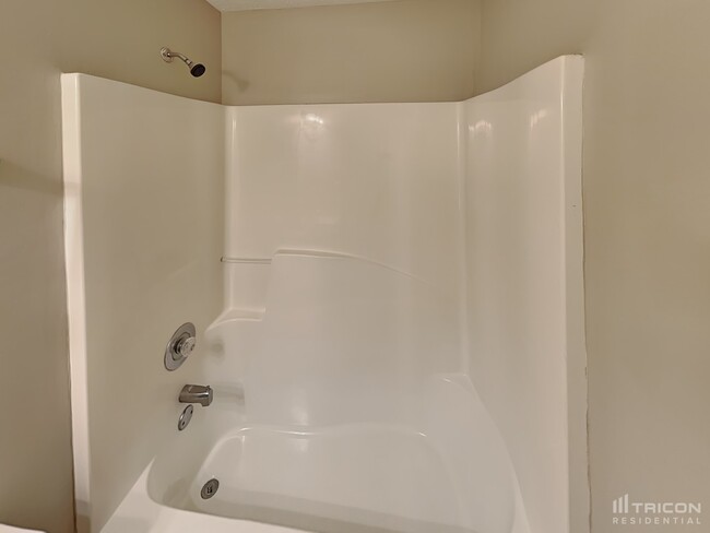 Building Photo - 175 White Pines Dr