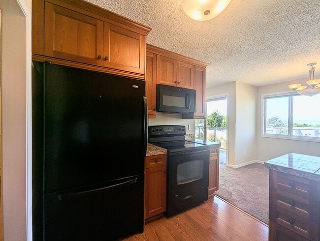 Building Photo - 2Bd/1Ba Edmonds Condo