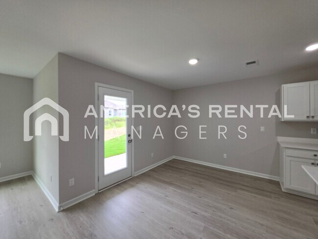 Building Photo - Modern Living in Brookwood Station!