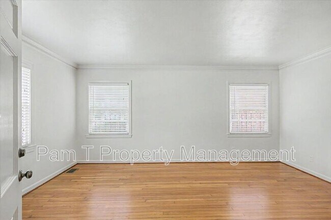 Building Photo - 736 E 45th St