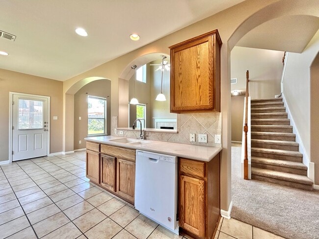 Building Photo - Your Next Home Awaits – Roomy, Bright & Co...