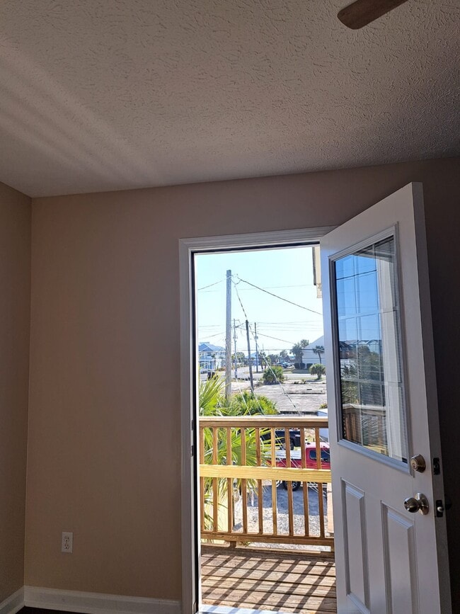 Building Photo - 5518 Beach Dr