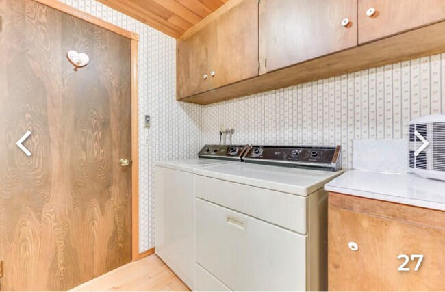 Building Photo - 770 E Country Club Drive East