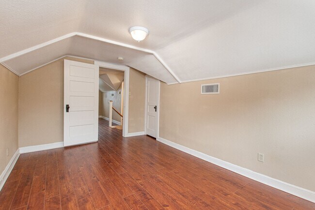 Building Photo - Spacious 4 Bed / 2 Bath Home with Garage & Fenced Backyard in Central Temple