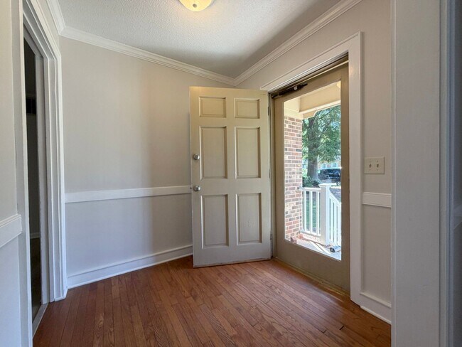 Building Photo - 121 Westview Dr