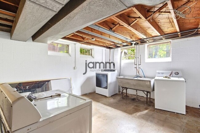 Building Photo - 8983 Highland Dr