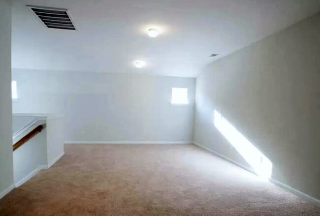 Building Photo - Conveniently located 3 bedroom, 2.5 bathroom townhome in The Commons subdivision