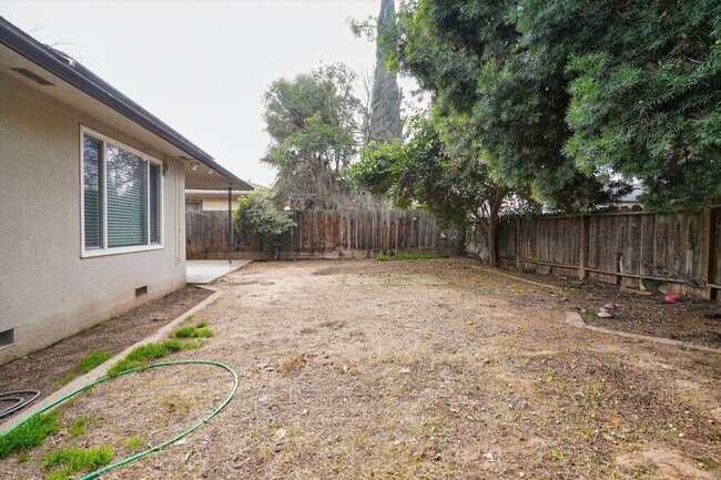 Building Photo - 4115 N Briarwood Ave