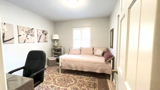 Building Photo - Island House-Close to Everything! Fully Furnished!