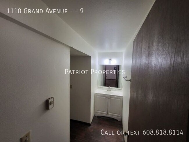 Building Photo - 2 bed/1 bath apartment in Prairie Du Sac, WI!